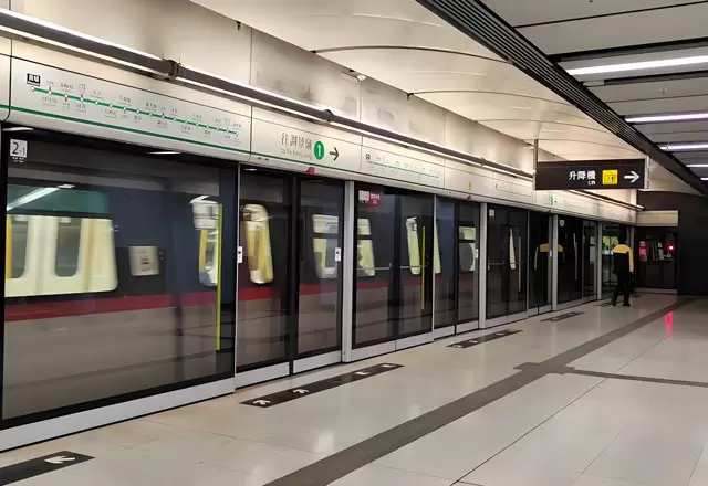 Ilumina&ccedil;&atilde;o linear na esta&ccedil;&atilde;o de metr&ocirc;