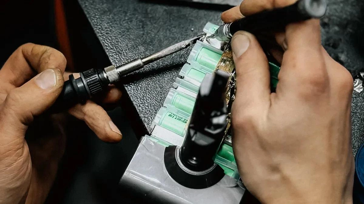 Como soldar e conectar luzes de n&eacute;on flex&iacute;veis cl&aacute;ssicas com seguran&ccedil;a