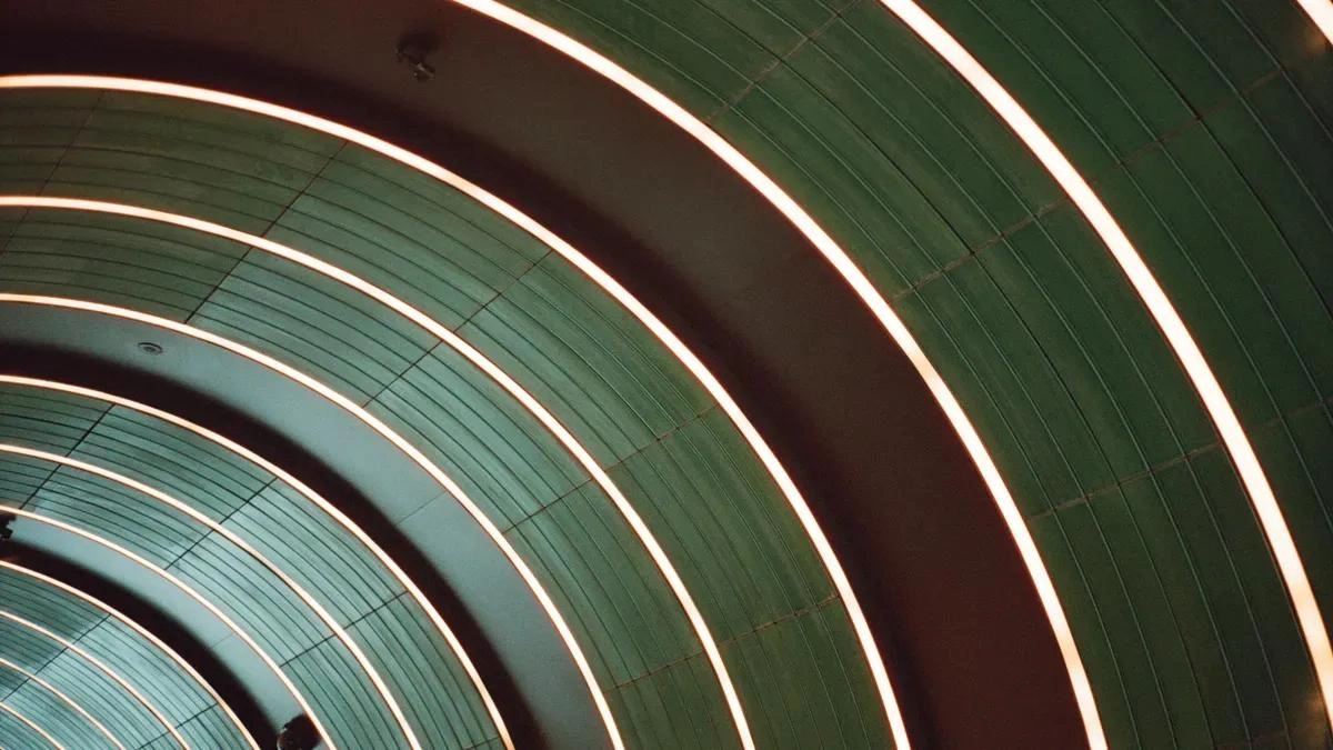 Como voc&ecirc; molda corretamente as tiras flex&iacute;veis de LED 3D em torno das bordas arquitet&ocirc;nicas?