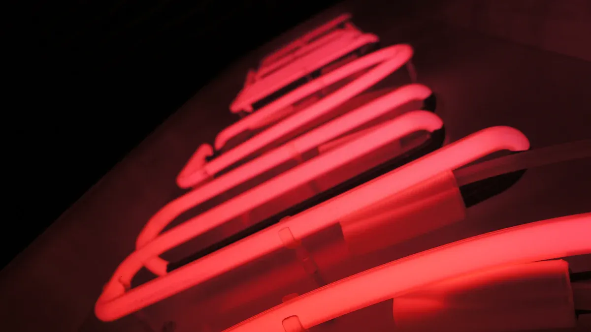N&eacute;on de vidro tradicional vs N&eacute;on LED flex&iacute;vel de silicone: guia de substitui&ccedil;&atilde;o